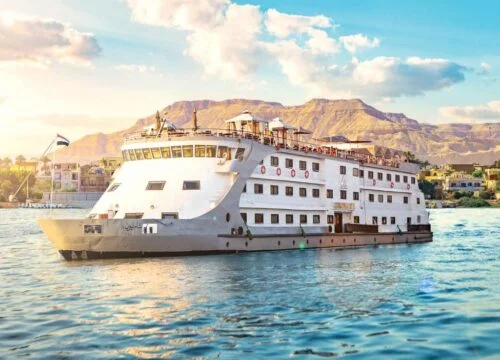 Day Tour to Pyramids and Lunch Cruise